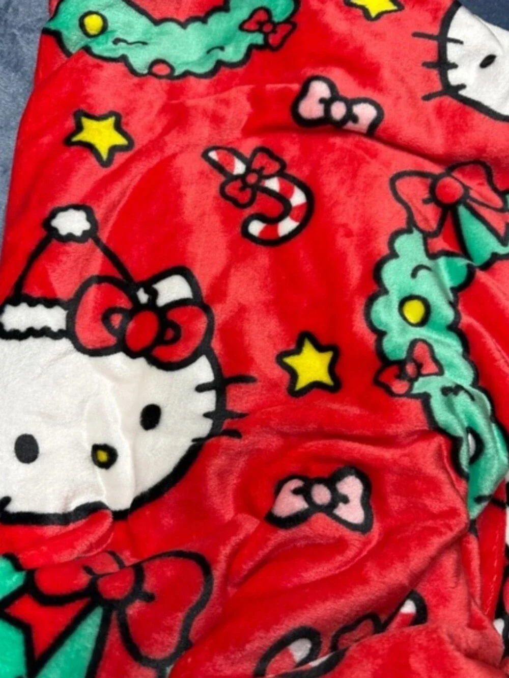 Hello Kitty Peppermint Wreath Cloud Throw Blanket 60x70 Christmas Red NWT Hanger